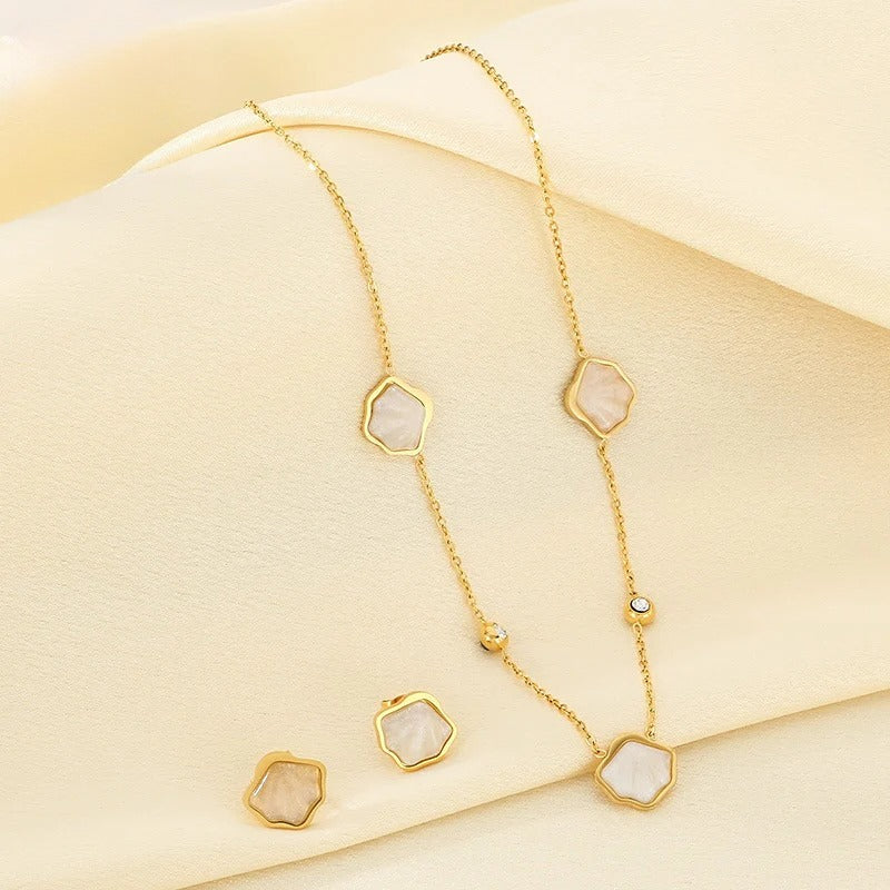 Modern Organic Shell Pendant Necklace Set
