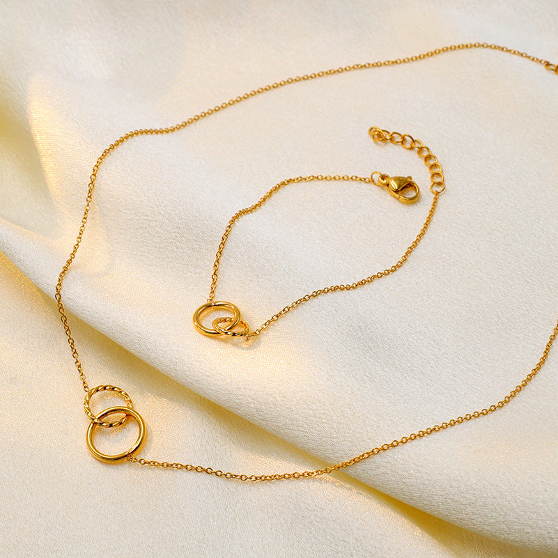 Cross-border new double ring pendant necklace titanium steel electroplated 18K gold ring ring interlocking collarbone chain women's ins jewelry wholesale