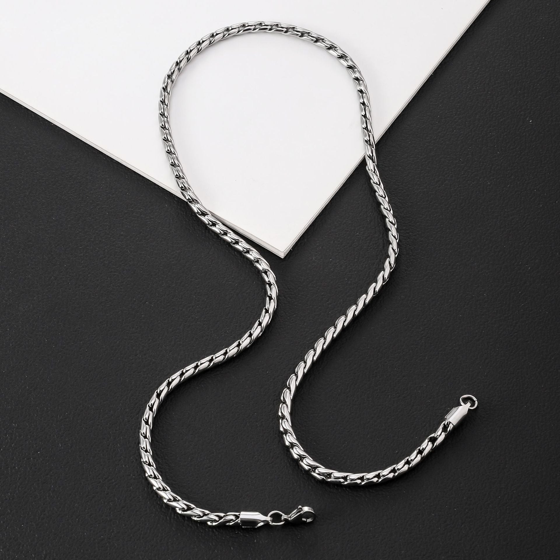 Cross-border stainless steel Cuban chain necklace, hot-selling fashion and versatile personality in Europe and America, non-fading men's titanium steel necklace