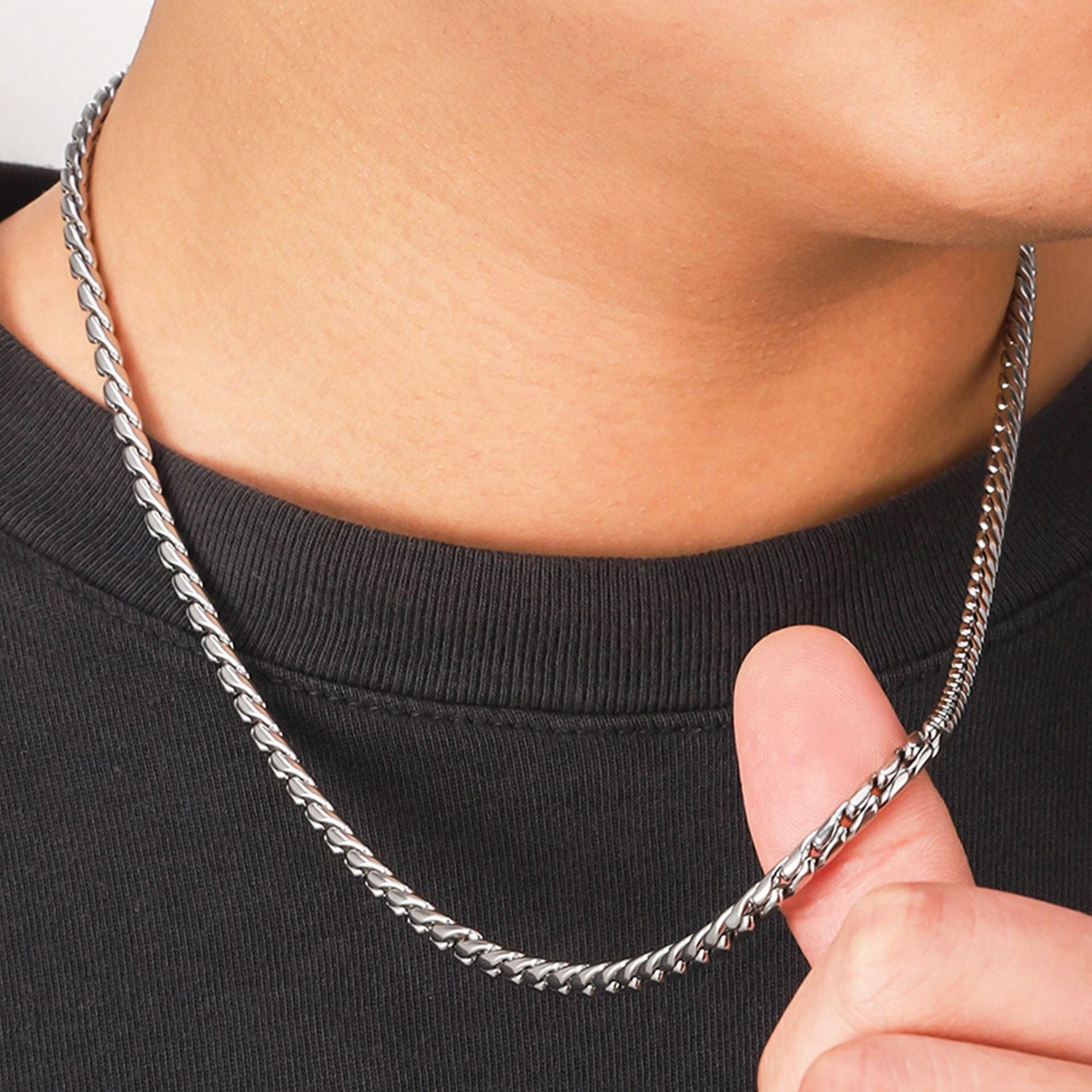 Cross-border stainless steel Cuban chain necklace, hot-selling fashion and versatile personality in Europe and America, non-fading men's titanium steel necklace