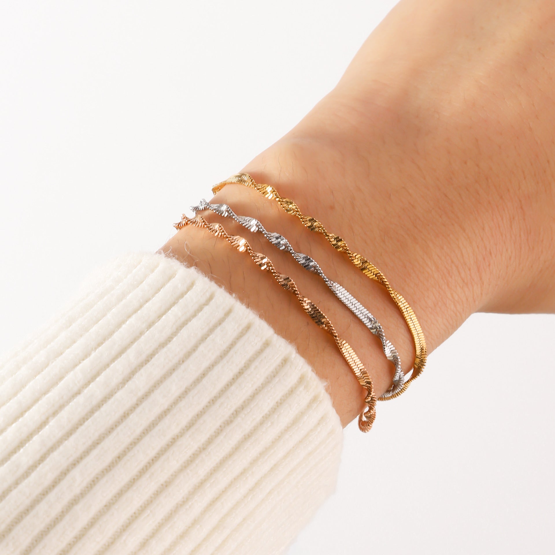 Stainless steel twist push tight bracelet women's European and American trend fashion furnace 18K vacuum plating titanium steel bracelet wholesale