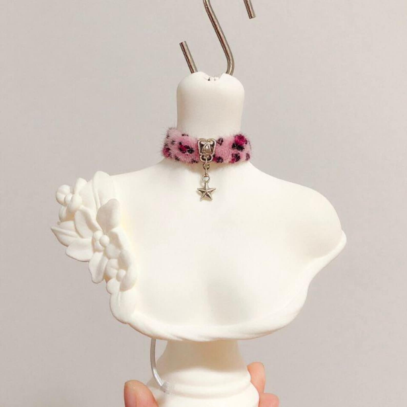 BJD Doll Choker Necklace – Leopard Print Fuzzy Collar, Kawaii Punk Doll Accessory, 1/6 1/4 1/3 Doll Jewelry, Pink Brown