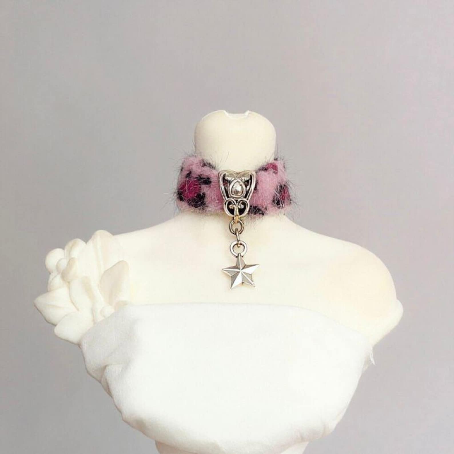BJD Doll Choker Necklace – Leopard Print Fuzzy Collar, Kawaii Punk Doll Accessory, 1/6 1/4 1/3 Doll Jewelry, Pink Brown